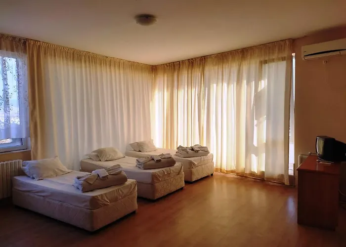 Seasons 2 Отель *